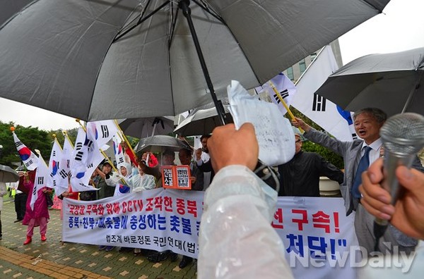 ▲ 11일 서울 서초구 대검찰청 앞에서 시위를 펼친 시민단체ⓒ정상윤