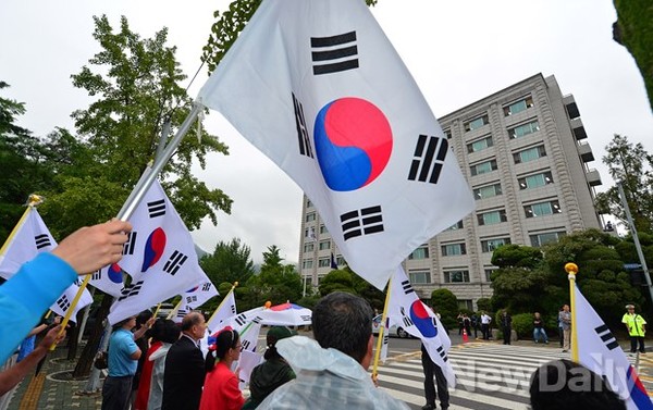 ▲ 11일 서울 종로구 북촌로에 위치한 감사원에서 시민단체는 시위를 이어갔다ⓒ정상윤