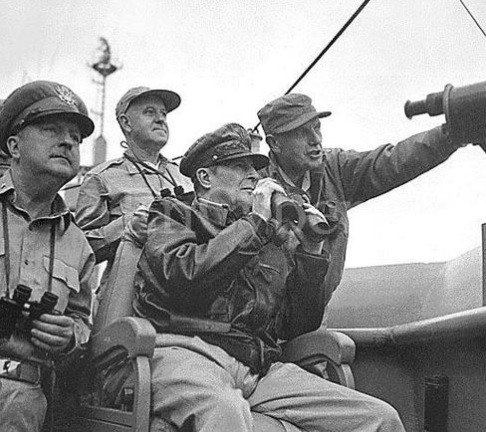 ▲ 인천상륙작전을 지휘하는 맥아더.