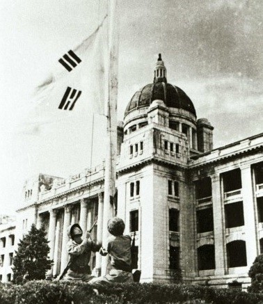 ▲ 1950.9.28 서울을 수복한 국군들이 당시 중앙청에 태극기를 올리고 있다.