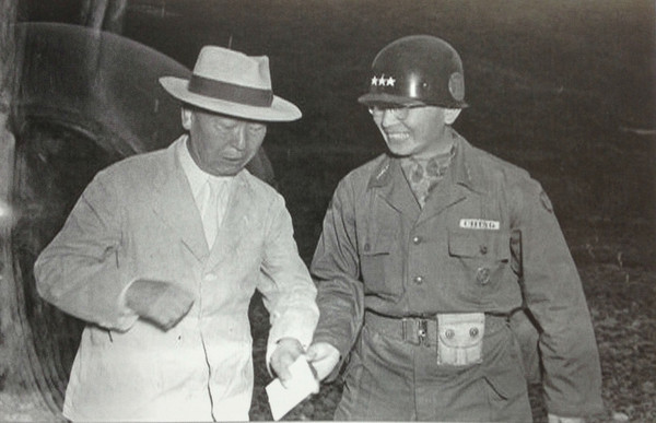 ▲ 이승만 대통령은 정일권 참모총장(오른쪽)에게 유엔군보다 먼저 한국군의 북진 명령을 내렸다.