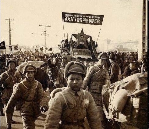 ▲ 정치선전대를 앞세우고 서울에 나타난 중공군.