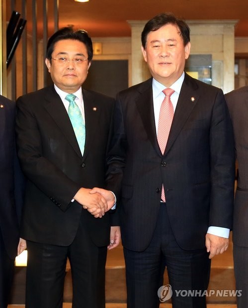 ▲ 최경환 새누리당 원내대표와 전병헌 민주당 원내대표가 12일 오전 여의도 한 호텔에서 정기국회 의사일정 등 정국 정상화 방안을 논의하기 앞서 악수하며 포즈를 취하고 있다.ⓒ연합뉴스