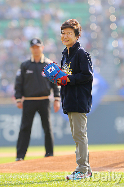 ▲ 27일 서울 잠실야구장에서 열린 한국시리즈 3차전에 시구자로 나선 박근혜 대통령ⓒ뉴데일리