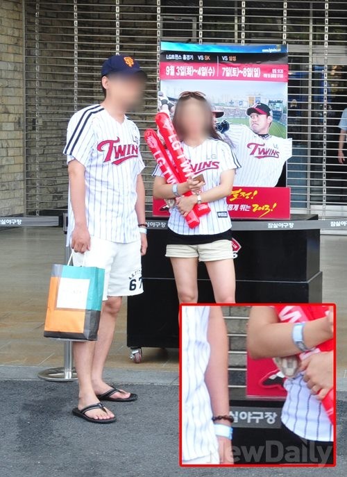 ▲ 박원순 서울시장을 기다리는 한쌍의 LG팬, 손목에 찬 서울시 공무원 야구장 출입증이 눈에 띈다ⓒ이종현