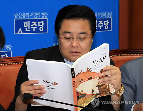 ▲ 전병헌 민주당 원내대표가 5일 오전 국회 원내대표실에서 열린 고위정책회의에서 '교학사 역사교과서'를 읽고 있다. 전 원내대표는 이날 "교과서가 아니라 유해책자"라며 해당 교과서를 비난했다. 민주당은 사실상 '교학사 교과서' 퇴출을 위한 대책기구를 만들었다.ⓒ 연합뉴스