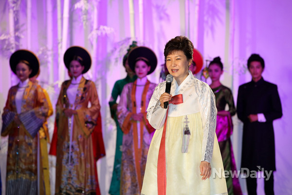 ▲ 베트남을 방문 중인 박근혜 대통령이 8일 오후 하노이 경남랜드 마크 72호텔에서 열린 한복-아오자이 패션쇼에서 무대위에 올라 인사말을 하고 있다.ⓒ뉴데일리