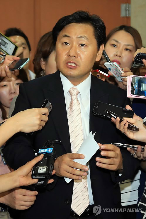 ▲ 김관영 민주당 수석대변인이 12일 오후 국회 정론관에서 기자회견을 열고 박근혜 대통령의 3자회동 제안에 대한 민주당의 입장을 설명하고 있다.ⓒ연합뉴스