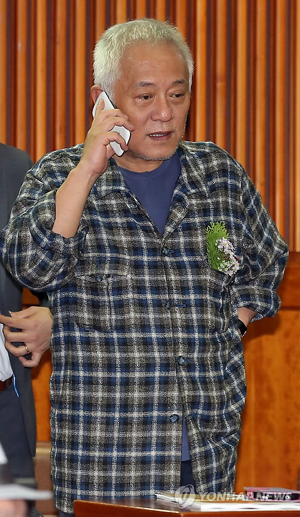 ▲ 김한길 민주당 대표가 12일 오후 국회 헌정기념관에서 열린 '제4회 노무현 대통령 기념 학술 심포지엄-2013 한국민주주의 위기진단과 재민주화를 위한 모색'에 참석 도중 누군가와 통화하고 있다.ⓒ연합뉴스