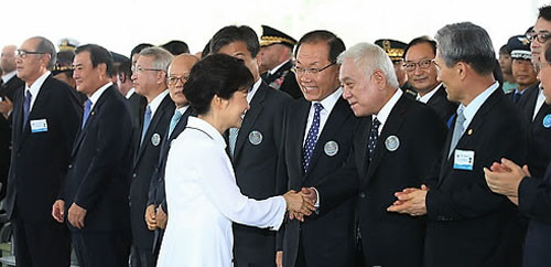 ▲ ⓒ7월 27일 유엔군 참전 · 정전 60주년 기념식에 만난 박근혜 대통령과 김한길 대표 /연합뉴스