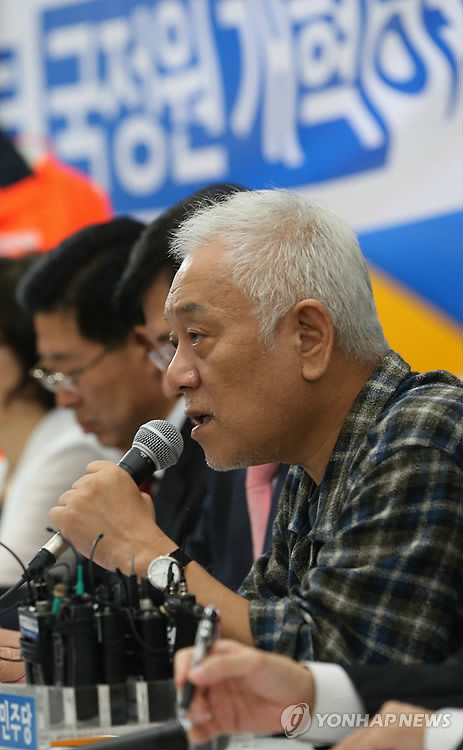 ▲ 김한길 민주당 대표가 13일 오전 서울광장 천막당사에서 열린 최고위원회의에서 청와대가 제안한 '국회 3자회담'에 대한 수용 입장을 밝히고 있다.ⓒ연합뉴스