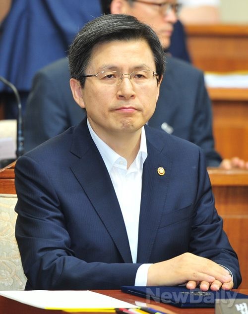 ▲ 채동욱 검찰총장에게 감찰카드를 제시한 황교안 법무장관. ⓒ이종현 기자