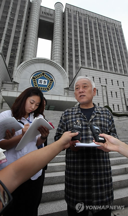 ▲ 김한길 민주당 대표가 13일 오후 부친인 고(故) 당산 김철 전 사회민주당 당수에 대한 재심 재판에서 무죄를 선고받은 뒤 서울 서초동 서울고등법원 앞에서 판결에 대한 입장을 밝히고 있다.ⓒ연합뉴스