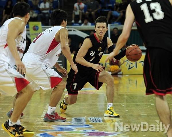 ▲ 지난달 열린 프로-아마 농구 최강전에서 서울 SK와 국군체육부대가 맞대결을 펼치고 있다ⓒ이미화