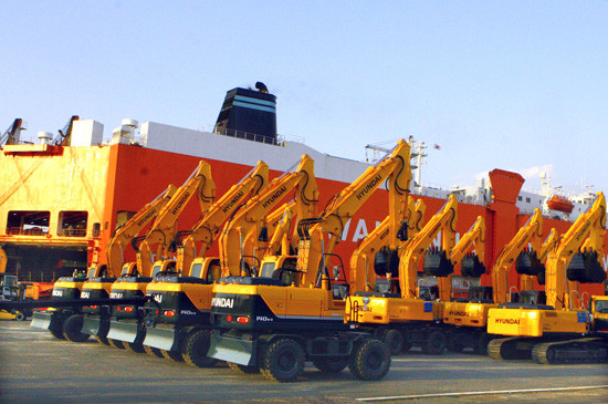 ▲ ▲ 현대중공업 건설장비가 울산항에서 선적되고 있다. ⓒ 현대중공업