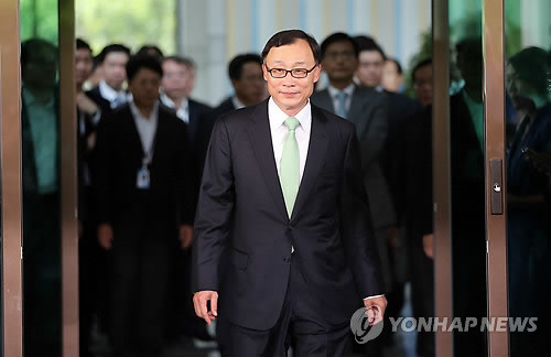 ▲ 떠나는 채동욱 검찰총장, 혼외아들 파문이 일어난지 7일만에 채 총장은 사의를 표명하고 대검찰청을 떠났다. ⓒ 연합뉴스