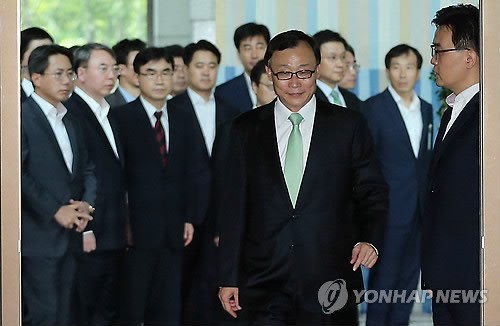 ▲ 채동욱검찰총장이 지난 13일 사퇴 발표를 한 뒤 검찰 간부들의 배웅을 받으며 서울 서초동 대검찰청을 떠나고 있다. ⓒ 연합뉴스