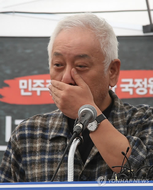 ▲ 김한길 민주당 대표가 15일 오후 서울광장 천막당사에서 가진 긴급 기자회견에서 회견문을 낭독하고 있다.ⓒ연합뉴스