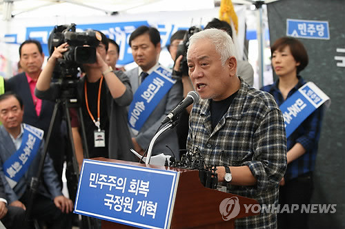 ▲ = 김한길 민주당 대표가 15일 오후 서울광장 천막당사에서 가진 긴급 기자회견에서 채동욱 검찰총장의 사퇴의사 표명 사태와 관련, 16일 예정된 박근혜 대통령, 새누리당 황우여 대표와의 국회 3자회담에 참석하겠다고 밝히고 있다.ⓒ연합뉴스