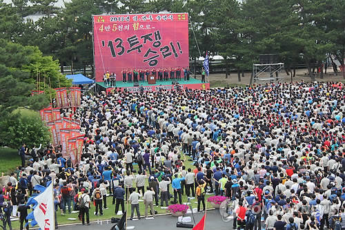 ▲ 교섭장으로 들어가고 있는 윤갑한 현대차 사장과 문용문 현대차노조 위원장