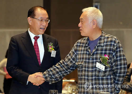 ▲ 황우여 새누리당(왼쪽), 김한길 민주당 대표가 11일 서울 프레스센터에서 열린 한국 편집기자협회 창립 49주년 기념식에서 악수하고 있다.ⓒ연합뉴스