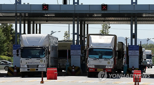 ▲ 개성공단 재가동이 시작된 16일 오후 경기도 파주시 경의선 남북출입사무소에서 개성공단 차량이 입경하고 있다. ⓒ연합뉴스