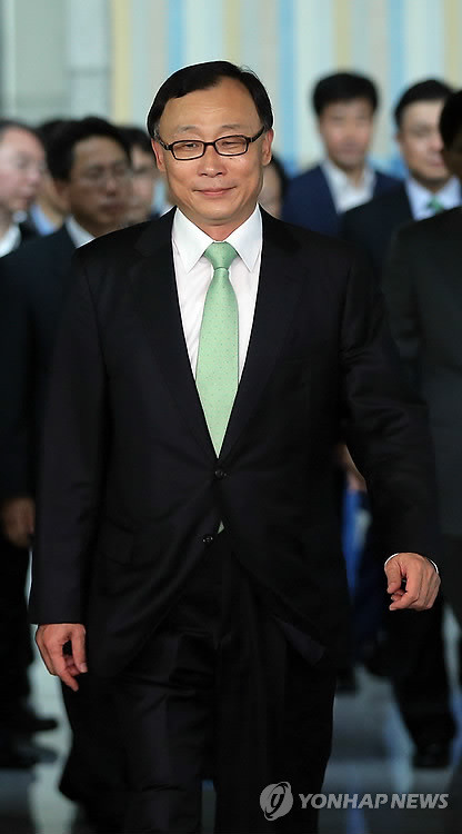 ▲ 채동욱 검찰총장이 13일 오후 사퇴 발표를 한 뒤 검찰 간부들의 배웅을 받으며 서울 서초동 대검찰청을 떠나고 있다.ⓒ연합뉴스