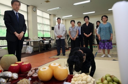 ▲ 12일 오후 서울 마포경찰서 5층 체육관에서 탈북자들이 합동 차례를 지내고 있다. ⓒ 조선닷컴