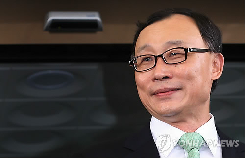 ▲ 혼외아들 의혹 파문으로 사의를 표명한 채동욱 검찰총장이 13일 오후 서울 서초구 서초동 대검찰청을 나서고 있다.ⓒ연합뉴스