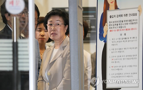 ▲ 한만호 전 한신건영 대표로부터 불법 정치자금을 받은 혐의로 불구속 기소된 민주당 한명숙 의원(친노)이 16일 오후 서초동 서울고법에서 열린 항소심에서 징역 2년을 선고받은 뒤 법정을 나서고 있다. ⓒ연합뉴스