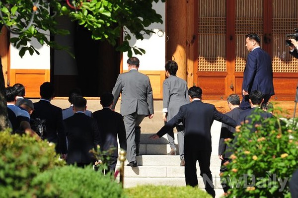 ▲ 박근혜 대통령이 16일 국회를 찾아 강창희 의장과 함께 여야회담장소인 사랑재에 들어가고 있다. ⓒ 이종현 기자