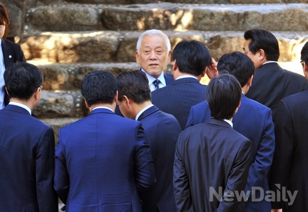 ▲ 김한길 민주당 대표가 박근혜 대통령과의 회담을 위해 사랑재에 올라가고 있다. ⓒ 이종현 기자