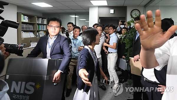 ▲ 이석기 내란음모 사건 관련 압수수색 장면. 통진당은 국정원 요원의 압수수색을 끝까지 방해했다. [사진: 연합뉴스]