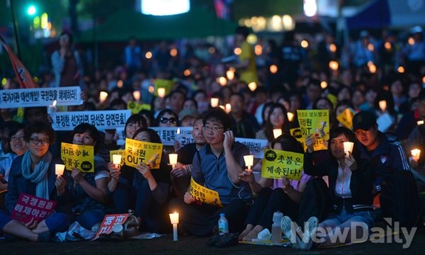 ▲ 국정원 Out!을 외치는 [종친떼(종북, 친북, 떼촛불)] 시위대.