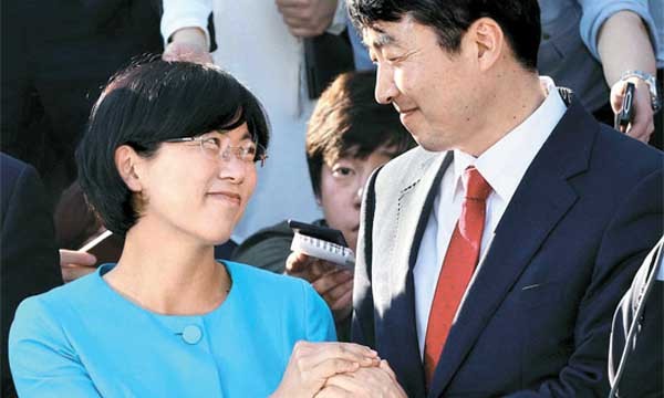 ▲ 국회 체포동의안이 통과된 뒤 이석기 의원과 손을 꼭 잡고 있는 이정희 통진당 대표. 이들이 설호를 바라보는 저 눈빛을 보라.