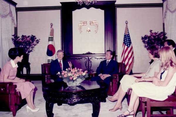 ▲ 방한한 카터 대통령과 회담 중인 박정희 대통령. 당시 카터는 주한미군 철수를 주장했지만, 박근혜 현 대통령의 설득으로 자신의 주장을 굽혔다고 한다.