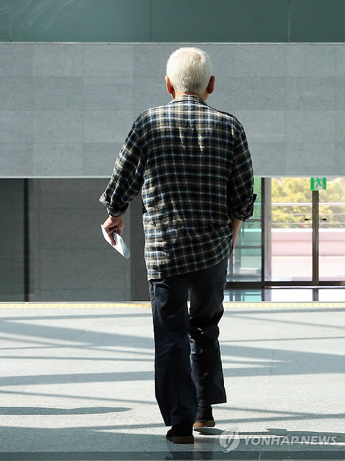 ▲ 김한길 민주당 대표가 15일 오전 긴급최고위원회의를 마치고 국회 의원회관을 나서고 있다.ⓒ연합뉴스