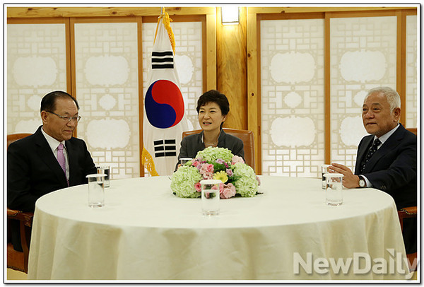 ▲ 박근혜 대통령이 16일 오후 국회 사랑재에서 황우여 새누리당 대표, 김한길 민주당 대표와 3자 회담을 하고 있다.ⓒ뉴데일리