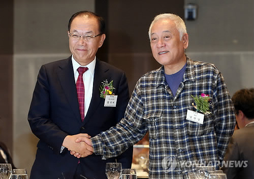 ▲ 황우여 새누리당(왼쪽), 김한길 민주당 대표가 11일 서울 프레스센터에서 열린 한국 편집기자협회 창립 49주년 기념식에서 악수하고 있다.ⓒ연합뉴스