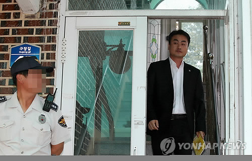 ▲ 17일 오전 국가정보원이 경기도 화성시 팔탄면 통합진보당 홍성규 대변인의 자택을 압수수색하고 있는 가운데 홍 대변인이 집에서 나오고 있다.ⓒ연합뉴스