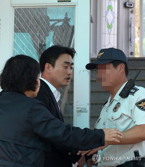 ▲ 17일 오전 국가정보원이 경기도 화성시 팔탄면 통합진보당 홍성규 대변인의 자택을 압수수색하고 있다.ⓒ연합뉴스