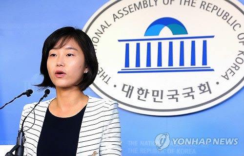 ▲ 김재연 통합진보당 원내대변인이 17일 오전 국회 정론관에서 같은 당 홍성규 대변인 등에 대한 자택 압수수색 등과 관련해 브리핑을 하고 있다.ⓒ연합뉴스