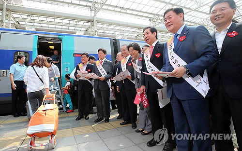 ▲ 황우여 새누리당 대표, 최경환 원내대표를 비롯한 당직자들이 17일 서울역에서 추석 귀성객들에게 인사하고 있다.ⓒ연합뉴스