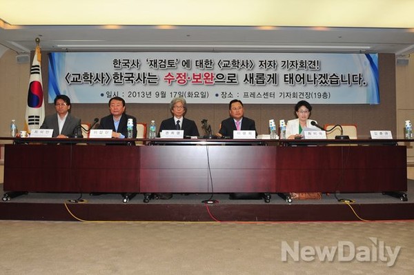 ▲ 17일 오전 10시 30분, 서울 중구 프레스센터 19층에서 열린 [교학사] 한국사 교과서 집필자들의 긴급기자회견 현장. 왼쪽부터 바른역사국민연합 공동대표, 이갑산 범시민사회단체연합 대표, 권희영 [교학사] 한국사 교과서 저자, 이명희 [교학사] 한국사 교과서 저자, 최미숙 학교를 사랑하는 학부모 모임 대표ⓒ이종현