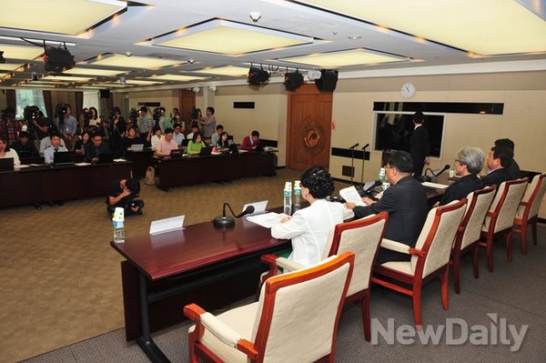 ▲ 17일 오전 10시 30분, 서울 중구 프레스센터 19층에서 열린 [교학사] 한국사 교과서 집필자들의 긴급기자회견 현장에는 20 여 매체의 기자들이 찾았다ⓒ이종현