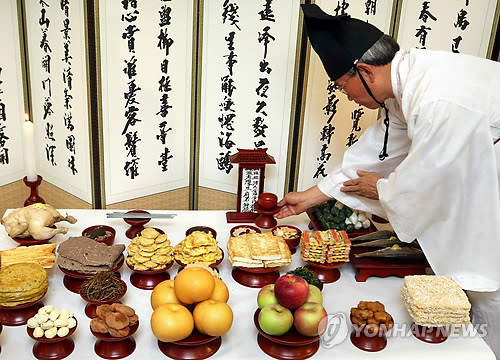▲ 성균관 유림원 제관이 추석 차례상 차리기를 시연해 보이고 있다. ⓒ연합뉴스