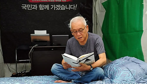 ▲ ⓒ17일 노숙 천막당사에서 아내 최명길이 가져온 미역국을 먹는 김한길