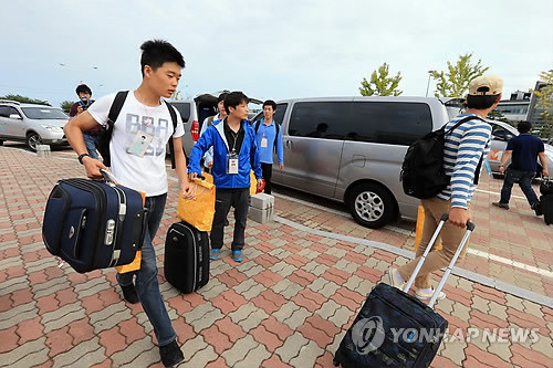 ▲ 이산가족 상봉행사를 준비하기 위해 금강산에 들어갔다가 북한의 행사연기 발표로 22일 철수한 면회소 시설보수인력들이 동해선남북출입사무소로 귀환하고 있다. ⓒ연합뉴스