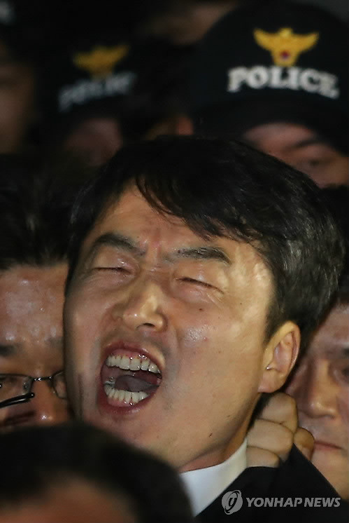 ▲ 지난 5일 내란음모ㆍ선동과 국가보안법 위반 혐의로 구속영장이 발부된 이석기 통합진보당 의원이 수원구치소에 구속수감되기 위해 수원 남부경찰서를 나오고 있다. ⓒ연합뉴스