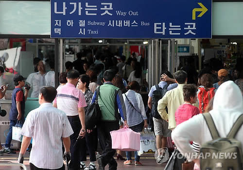▲ (연합뉴스) 추석연휴 마지막 날인 22일 오후 서울고속터미널은 고향에서 돌아온 귀경객들로 붐비고 있다.
